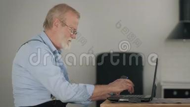 <strong>现代</strong>的老年人，忙碌的老人戴着眼镜在网上支付账单，坐在<strong>办公桌</strong>前用笔记本电脑和手机